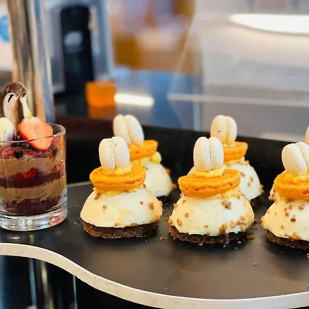 Отель Hvd Viva Club Ultra - Private & Free Parking 4*